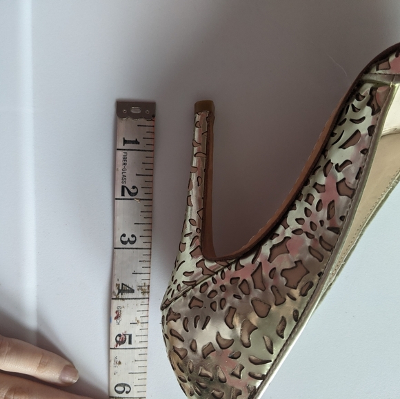 Alice + Olivia Gold Pumps - Size 35 - Picture 5 of 10